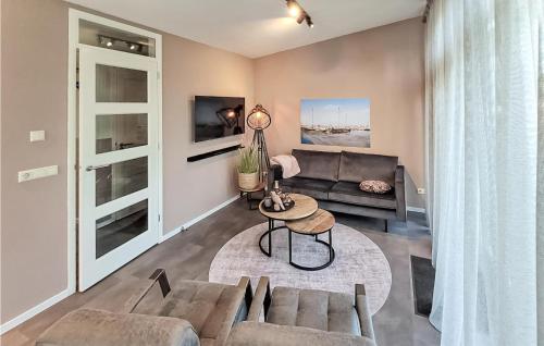 a living room with a couch and a table at Schiermonnikoog in Den Oever