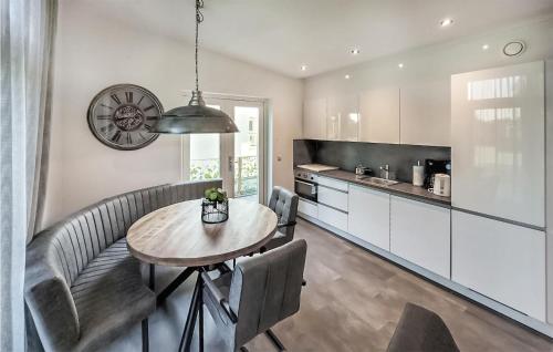 a kitchen and dining room with a table and chairs at Schiermonnikoog in Den Oever