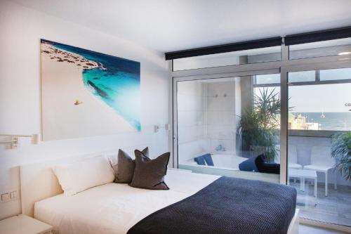 Una cama o camas en una habitación de Coccoloba Suites Corralejo