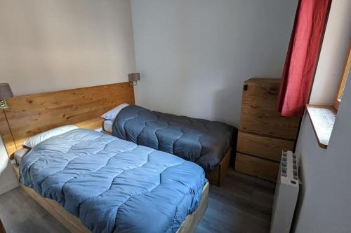 Zimmer mit 2 Betten in einem Zimmer in der Unterkunft Appartement 6/8 pers à 200 m des pistes - piscine in Saint-Sorlin-dʼArves