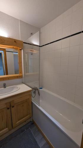 une salle de bain avec une baignoire, un lavabo et une douche dans l'établissement Appartement 6/8 pers à 200 m des pistes - piscine, à Saint-Sorlin-dʼArves