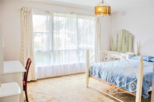 a bedroom with a bed and a large window at 带浴室和步入式衣柜的舒适主卧Master bedroom with Shower room in Forest Hill