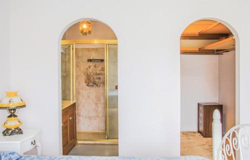 baño con ducha y puerta de cristal en 带浴室和步入式衣柜的舒适主卧Master bedroom with Shower room, en Forest Hill