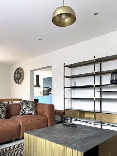 un salon avec un canapé et une table dans l'établissement Maison 15 personnes périphérie de Clermont-Ferrand, à Romagnat