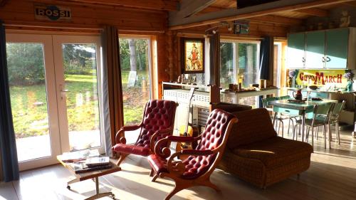 un salon avec deux chaises et une table dans l'établissement La maison des musiciens, à Digosville