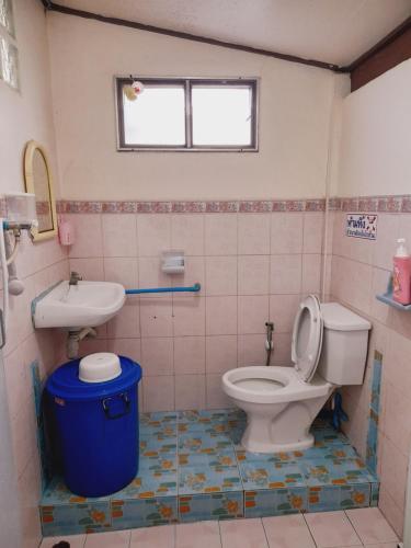 a bathroom with a toilet and a sink at โฮมสเตย์ยายสฤษดิ์ (ซอย 17 ล่าง) in Chiang Khan