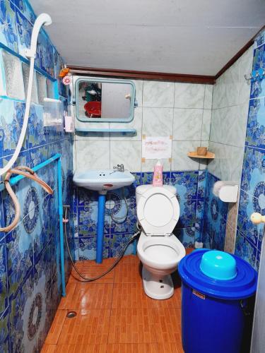 uma pequena casa de banho com WC e lavatório em โฮมสเตย์ยายสฤษดิ์ (ซอย 17 ล่าง) em Chiang Khan