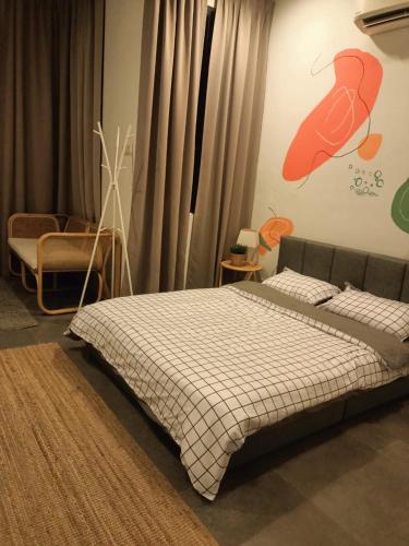 ペタリンジャヤにあるSimple studio @ Empire damansaraのベッドルーム1室(チェック入りの毛布付きのベッド1台付)