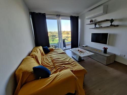 een slaapkamer met een groot bed en een groot raam bij Luxurious 2 bedroom apartment with country view in Marsaxlokk