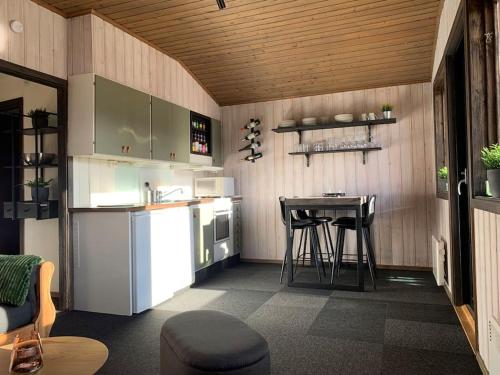 uma pequena cozinha com uma mesa e um balcão em 5 beds Cabin in Tänndalen, Funäsdalen em Tänndalen