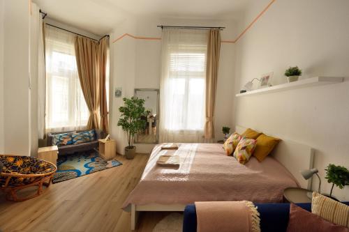 ブダペストにあるBudapest Eye Apartmentのベッドルーム1室(大型ベッド1台付)