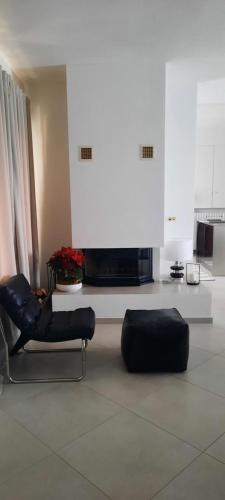 a living room with a chair and a tv at Villa Lara in Marsaglia