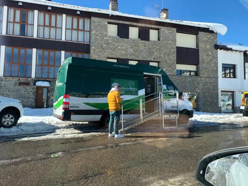 a man standing in front of a green bus at Precioso apartamento en San Isidro , ski , snow in San Isidro