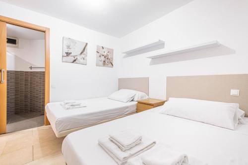 - 2 lits dans une chambre avec salle de bains dans l'établissement Estacha Apartment 2-L Levante Beach, à Benidorm