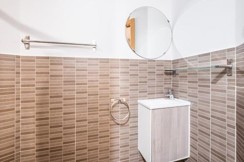 La salle de bains est pourvue de toilettes et d'un miroir. dans l'établissement Estacha Apartment 2-L Levante Beach, à Benidorm