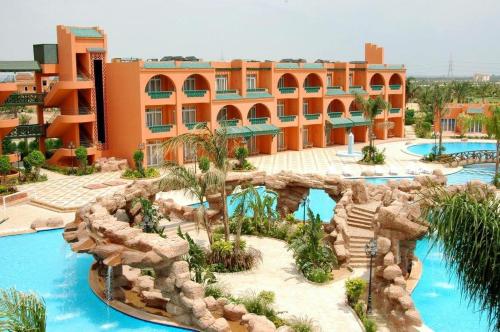 widok na ośrodek z parkiem wodnym w obiekcie Solaimania Resort منتجع السليمانية w mieście Giza