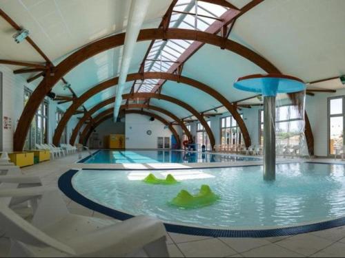 - une grande piscine dans un grand bâtiment doté d'un grand plafond dans l'établissement MOBIL HOME Tendance Tout Confort - FUNPASS non included, à Gastes