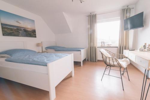 Un pat sau paturi într-o cameră la Ferienwohnung In den Wiesen
