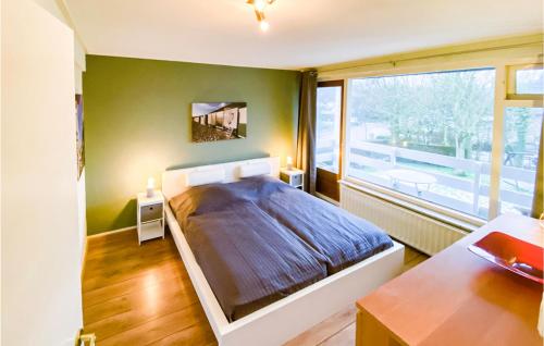 - une chambre avec un lit et une grande fenêtre dans l'établissement Cozy Apartment In Zoutelande With Wifi, à Zoutelande