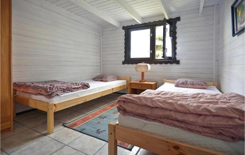 ムシチツェにあるAwesome Home In Mscice With House Sea Viewのベッド2台と窓が備わる客室です。