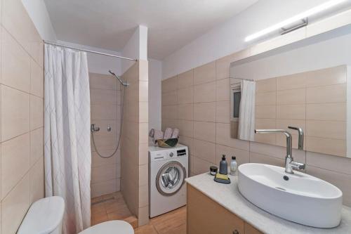 bagno con lavandino e lavatrice di 'Core' Modern living apartment, Rhodes Center a Città di Rodi