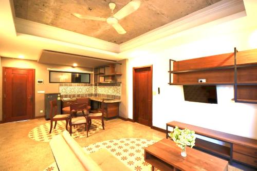 sala de estar con ventilador de techo y mesa en Thean y apartment, en Siem Reap