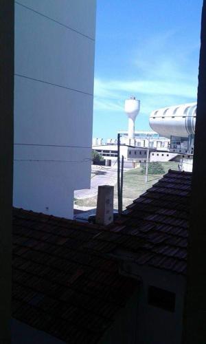 vistas a un aeropuerto con una torre de agua en Alquilo dpto a cuadra de la playa en Necochea
