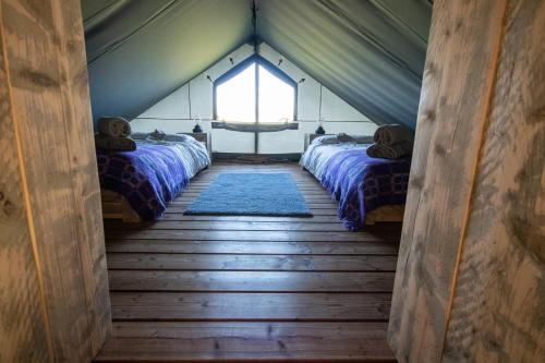 Habitación en el ático con 2 camas y ventana en Gelli Glamping, en Llandeilo