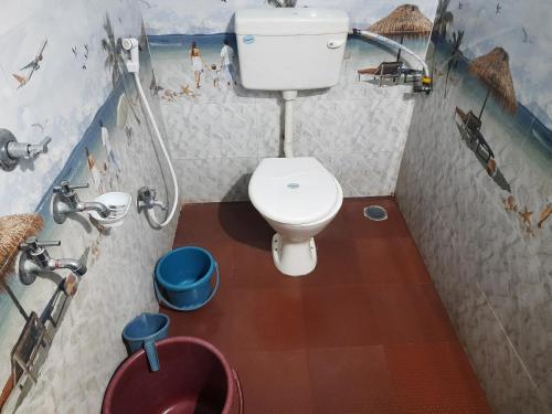 Omkar Beach Resort في مالفان: حمام مع مرحاض ومغسلة