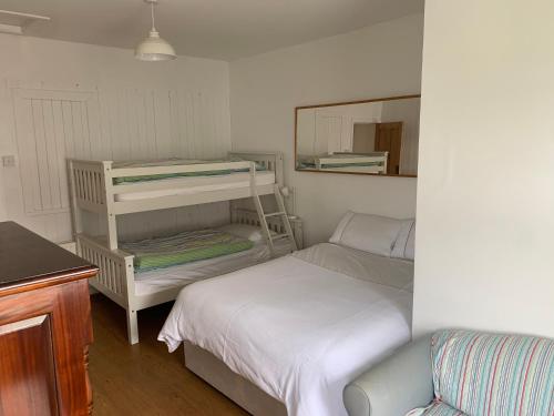 Двухъярусная кровать или двухъярусные кровати в номере Stunning Cottage on the Beach Portnoo Narin
