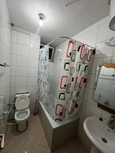 La salle de bains est pourvue de toilettes et d'un lavabo. dans l'établissement Dawa guest house, à Addis-Abeba