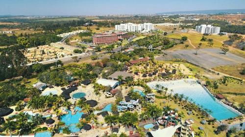 vista aerea di un resort con piscina di Frente ao Parque da Lagoa Quente Entrada NÃO INCLUSA Aptos Particulares com varanda a Caldas Novas