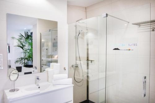 bagno con doccia e lavandino di Coccoloba Suites Corralejo a Corralejo