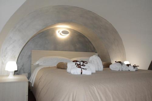 1 dormitorio con 1 cama con toallas en House SantaFè2, en Catania