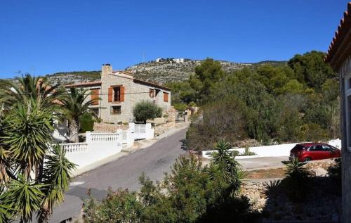 une maison avec une voiture garée sur une route dans l'établissement Villa França Air conditioned villa with sea view, WiFi, and private pool, à Alcossebre