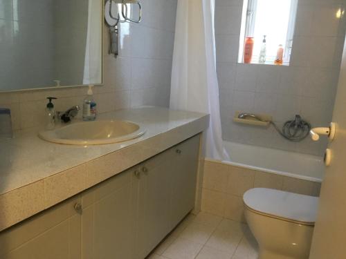 een badkamer met een wastafel en een toilet bij AGIA PARASKEVI appartement près du métro in Athene