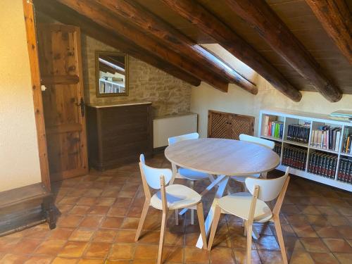 een eetkamer met een houten tafel en stoelen bij CASA MIRIAM in La Iglesuela del Cid