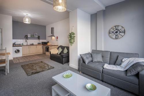 - un salon avec un canapé et une table dans l'établissement Bank Street Apartment 6, à Blackpool