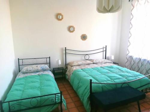 two beds sitting next to each other in a bedroom at Vercelli suite in Borgo Vercelli