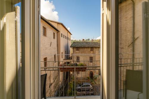uma janela com vista para uma rua e edifícios em Aurora Boutique Hotel & Private SPA em Spoleto
