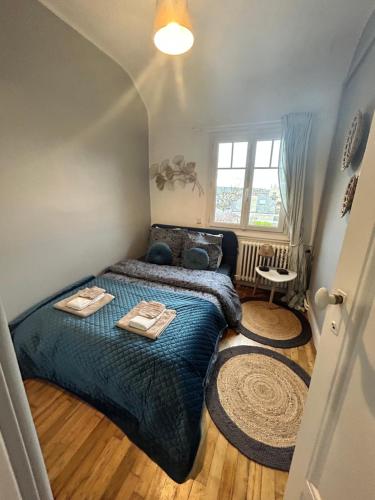 une chambre avec un lit avec deux serviettes dessus dans l'établissement Maison *** 400m plage du sillon et thermes marins, à Saint-Malo