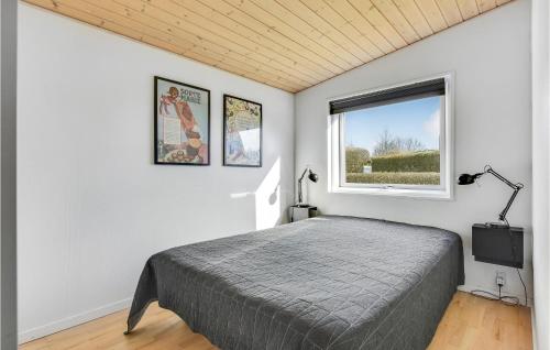 1 dormitorio con cama y ventana en Lovely Home In Broager With Kitchen, en Broager