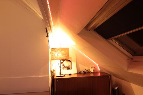 eine Lampe auf einem Tisch in einem Zimmer in der Unterkunft Serbie 21 in Brüssel