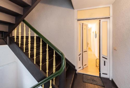 a stairway leading to a hallway with a door at Schicke 2,5 Zimmer DG-Wohnung in Eisenach