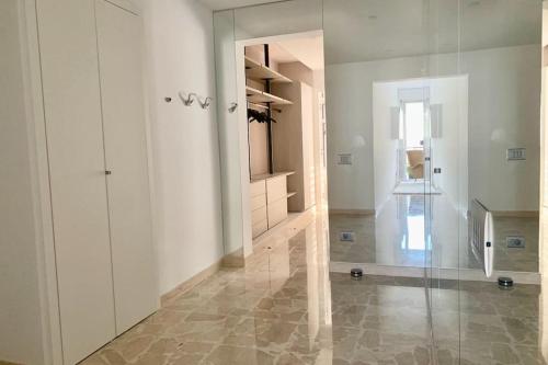 um quarto com armários brancos e uma porta de vidro em Central, quiet & cosy apartment near Monaco em Beaulieu-sur-Mer
