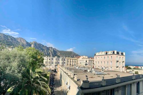 Blick auf eine Stadt mit Bergen im Hintergrund in der Unterkunft Central, quiet & cosy apartment near Monaco in Beaulieu-sur-Mer