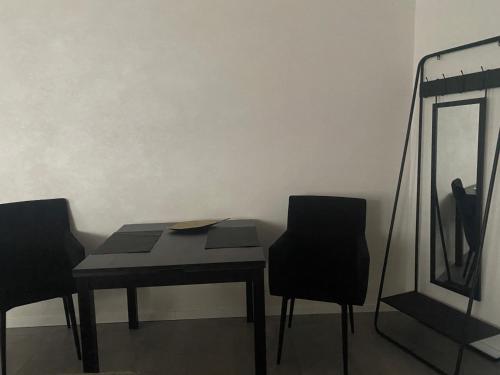 um quarto com uma mesa e duas cadeiras e um espelho em Luxus 2 Zimmer Ferienwohnung em Lauchheim