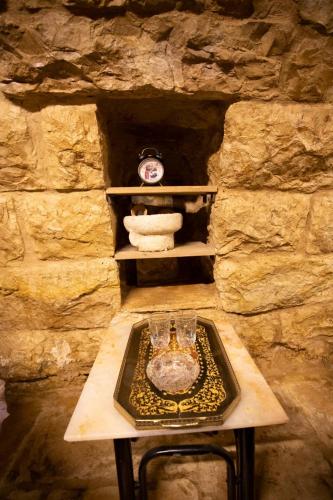 uma mesa encostada em uma parede de pedra com uma prateleira para toalhas em Chill Inn By Hansa em Chemlane