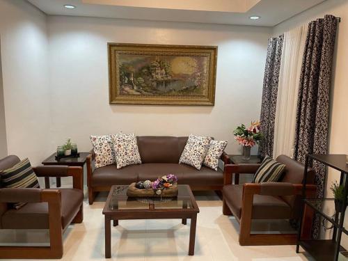 Een zitgedeelte bij 1 - Affordable Family Place to Stay In Cabanatuan