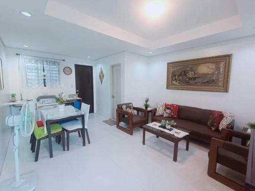 sala de estar con sofá y mesa en 1 - Affordable Family Place to Stay In Cabanatuan, en Cabanatúan